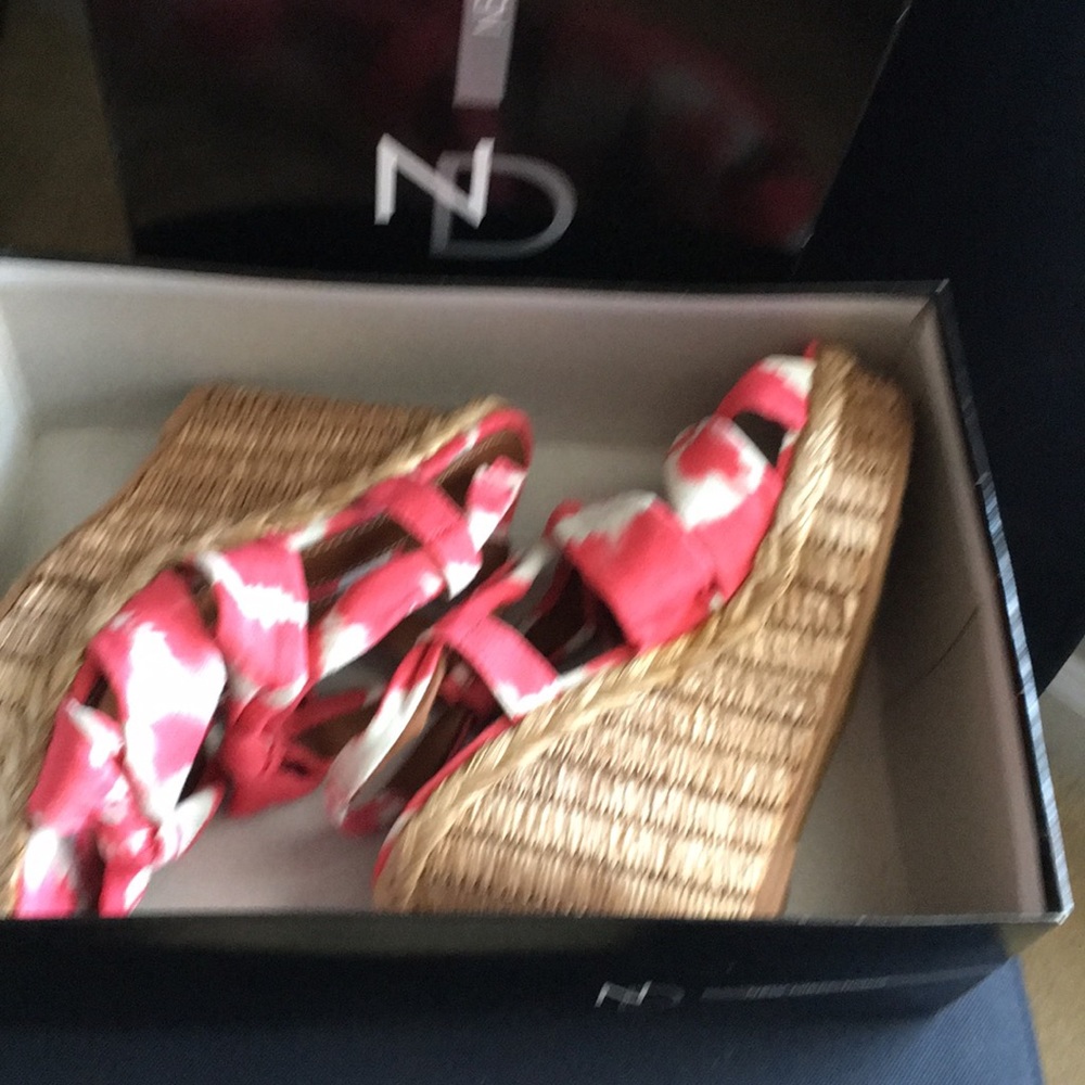 New direction strappy sandels Fuchsia/coral 7.5m